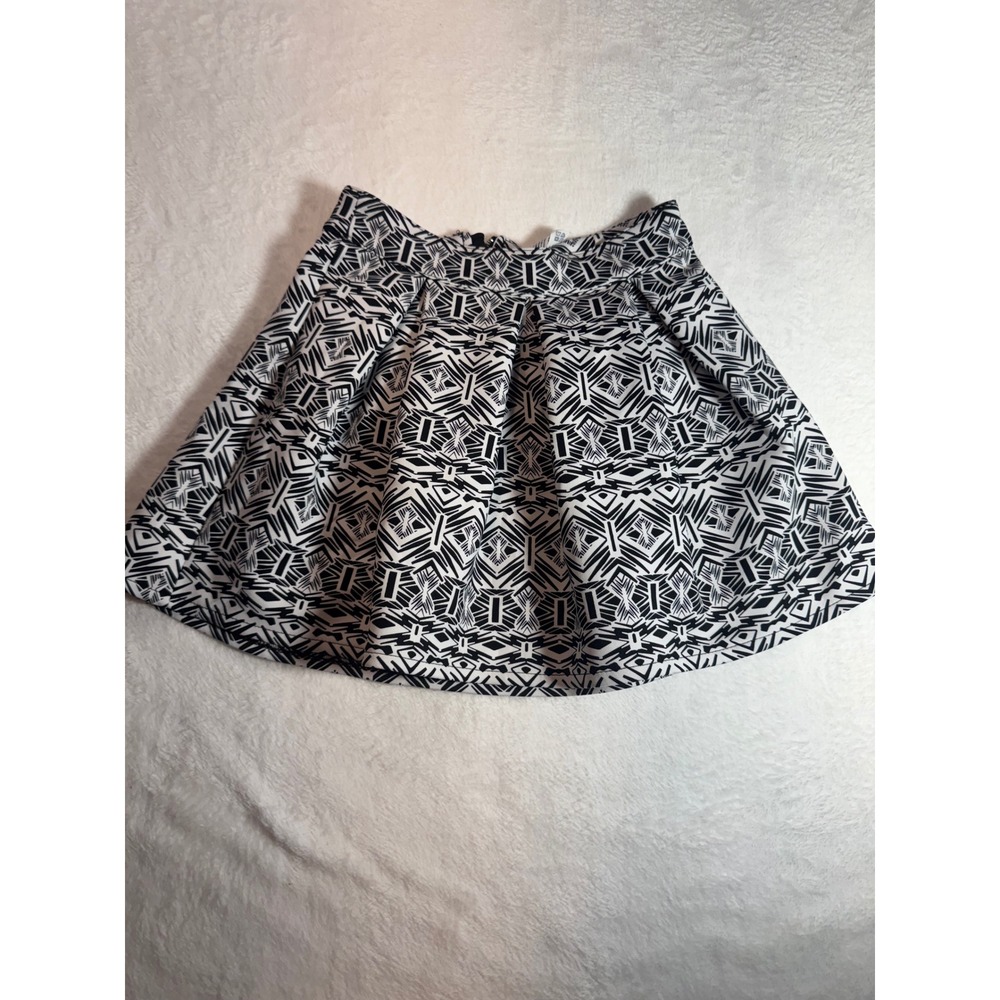 Aeropostale Womens XS Black White Geometric Tribal Print Pleated Skater Skirt
